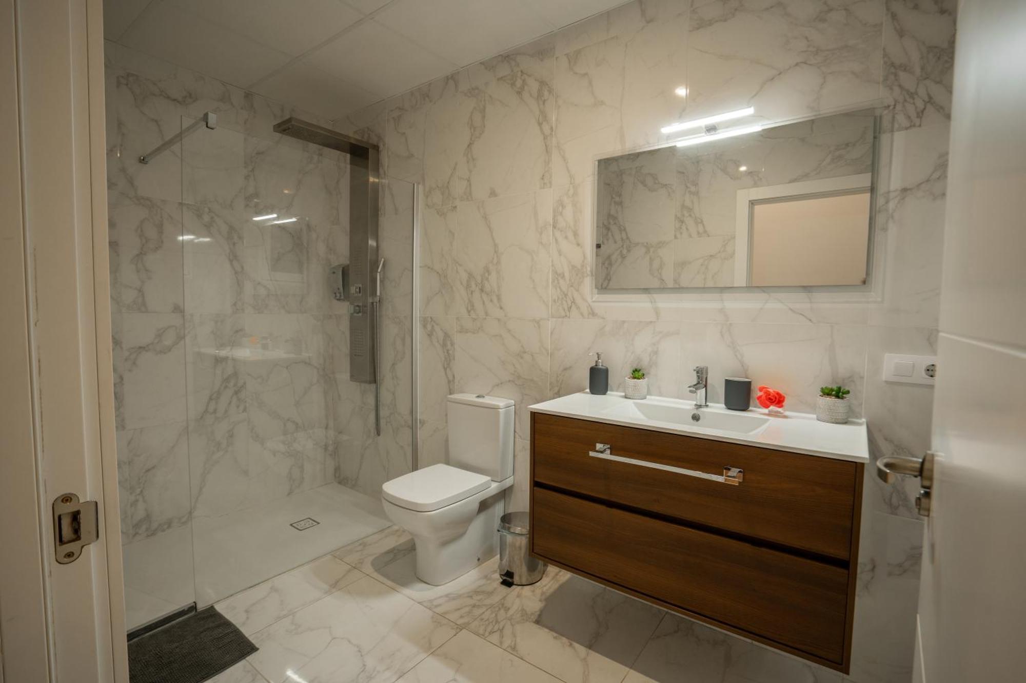Privatunterkunft Con Terraza Y Bano Privado Y Comodidades Compartidas *